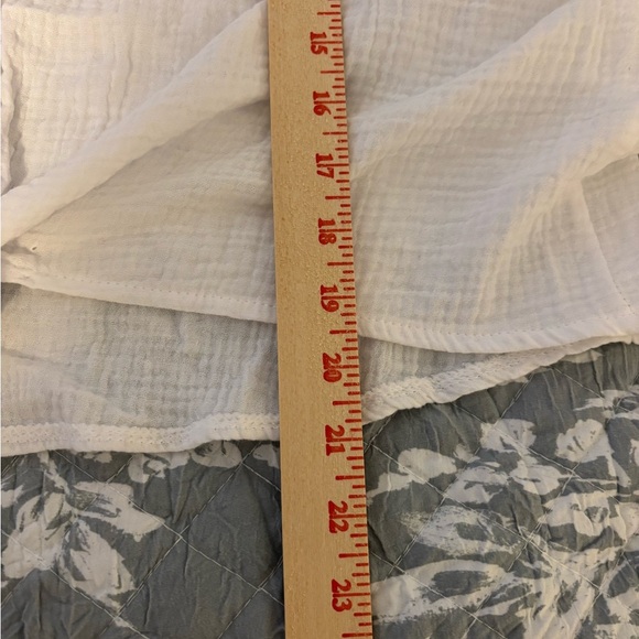 Casual White Button-Down Blouse - Picture 4 of 7